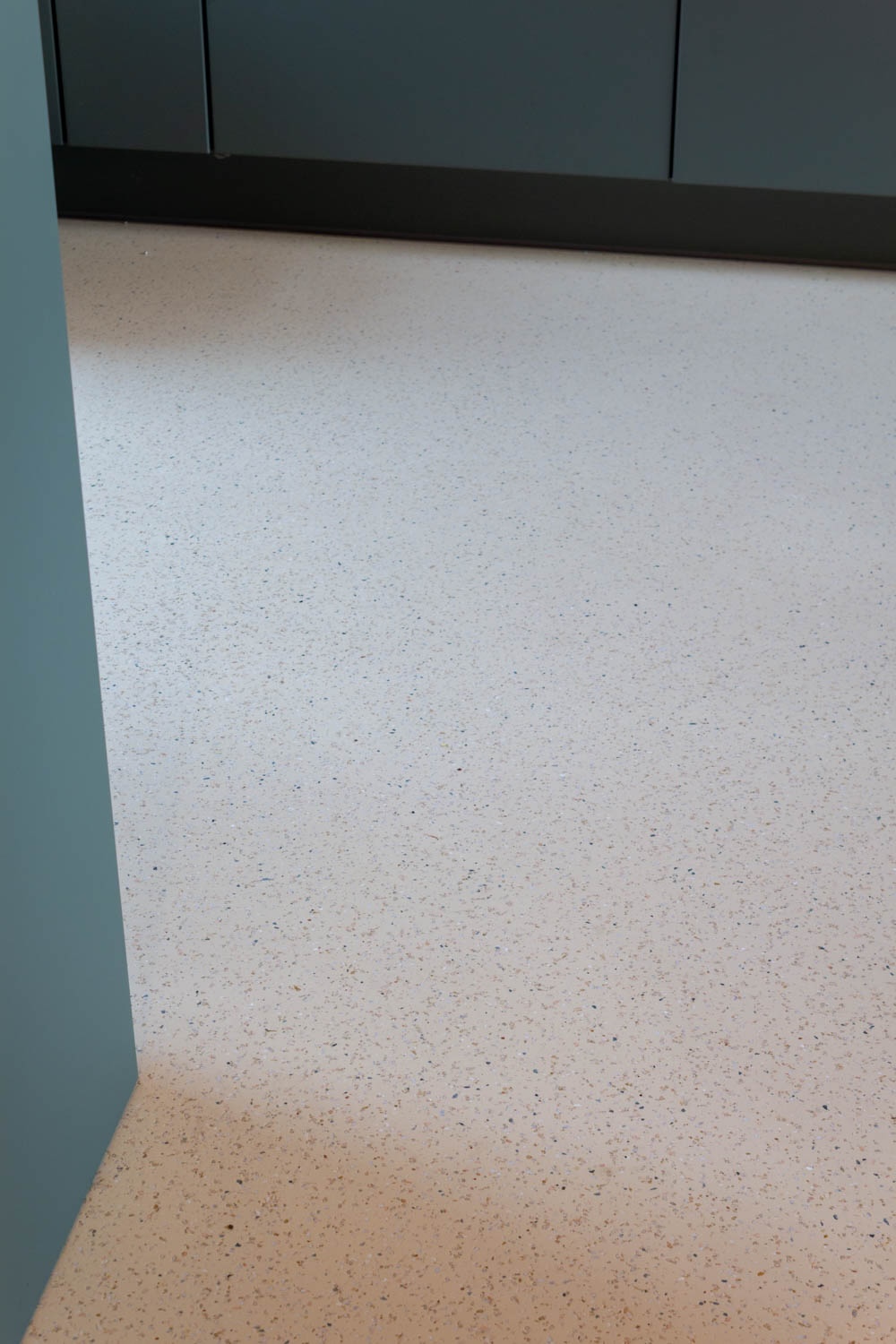 FotoDe look van terrazzo, het comfort van een gietvloer